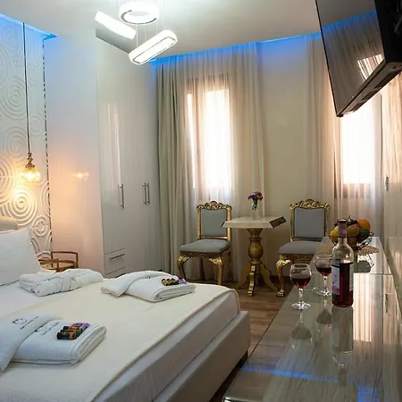 Edward Luxury * La Canea